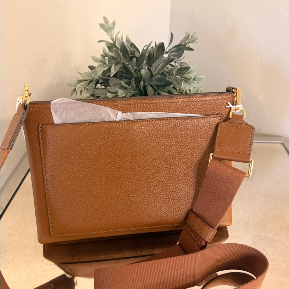 NWT Tory Burch Tan Leather Crossbody with Gold Details - Picture 2 of 8